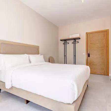 Puerta Almar Pensión 3*